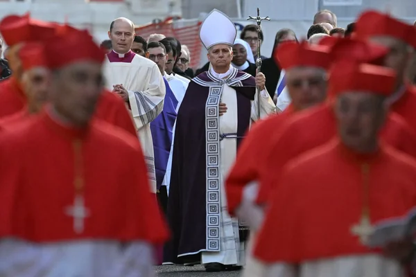 Procession religieuse dans la région de la « Terre des feux ».