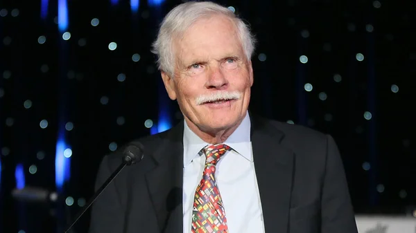 Ted Turner, fondateur de CNN, s'adressant à la presse.