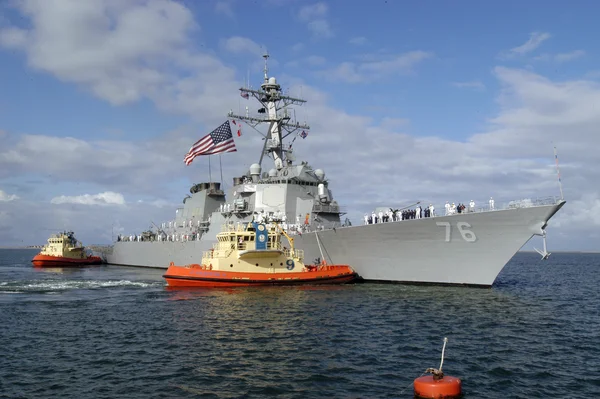 L'USS Higgins (DDG-76) escorté par des remorqueurs.
