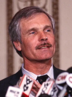 Ted Turner s'adressant à la presse lors d'une conférence.
