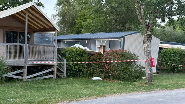 Mobil-homes endommagés et zone sécurisée par un périmètre de sécurité à Pénestin.