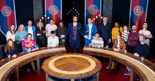 Le groupe des candidats de la saison 2 des Traîtres réunis autour de la table ronde.