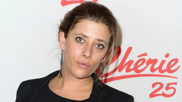 Giulia Foïs, auteure de « Les filles de la librairie », en portrait noir et blanc.