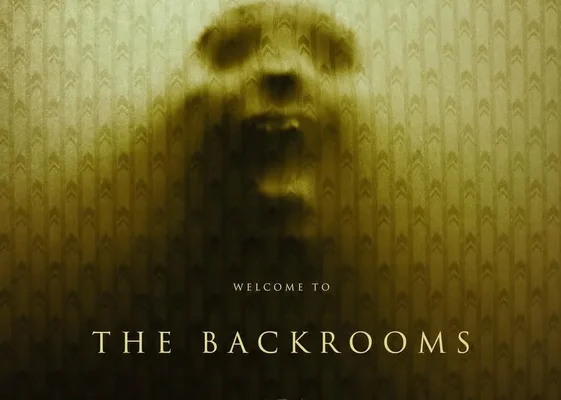 Affiche 'The Backrooms' montrant un visage cauchemardesque émergeant du papier peint jaune emblématique.
