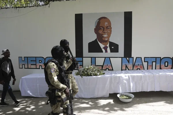 Mémorial pour Jovenel Moïse avec portrait et hommage 'Héros de la Nation'.