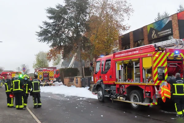 Pompiers de Seine-et-Marne en intervention lors d'un rassemblement tuning à Saint-Mard.