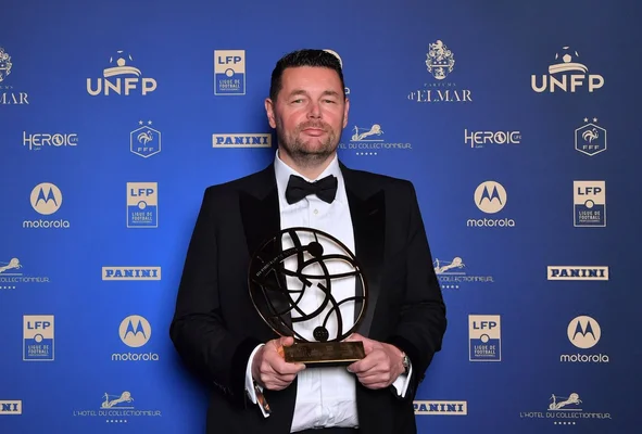 Luis Enrique avec un trophée lors d'une cérémonie officielle.