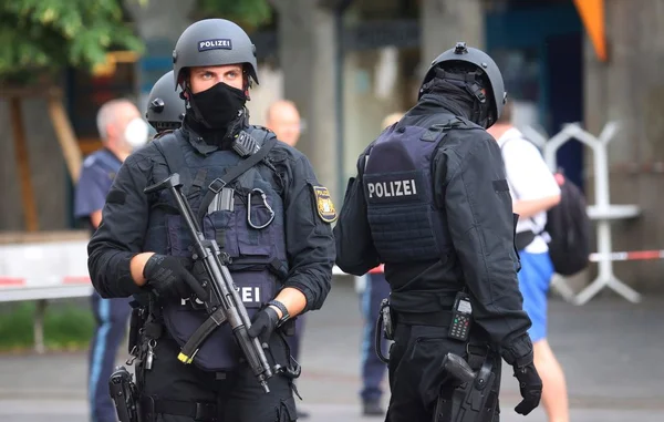 Policiers allemands en intervention dans une rue de Dresde.