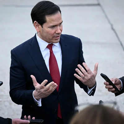 Marco Rubio s'adressant à la presse en extérieur.