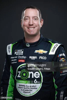 Portrait de Kyle Busch en tenue de course.