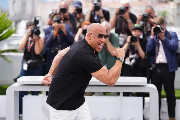Vin Diesel posant en flex devant les photographes au Festival de Cannes.