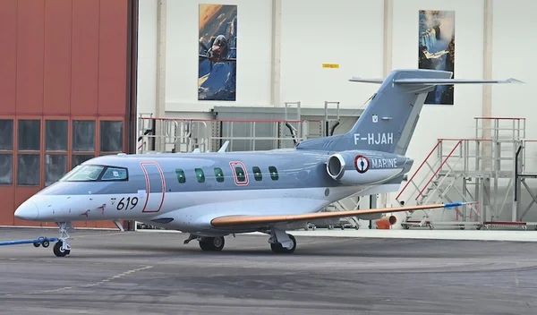 Le premier PC-24 aux couleurs de la Marine nationale française, immatriculé F-HJAH, sur un tarmac.