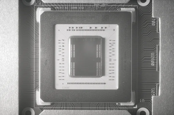 Le processeur graphique AMD Radeon RX 5700 XT (Navi 10, RDNA 1.0) en imagerie infrarouge, montrant la puce et son agencement.