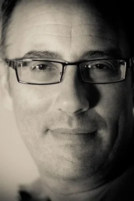 Michael Jackman, producteur de « Conclave », en portrait noir et blanc.