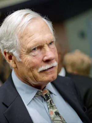 Portrait de Ted Turner en costume.
