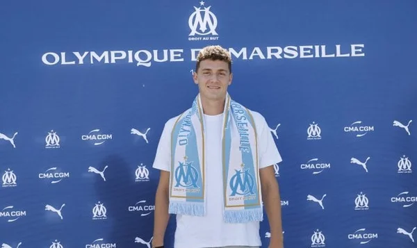 Benjamin Pavard en veste de l'équipe de France.