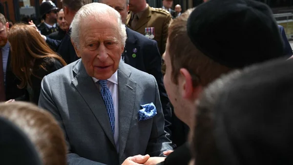 Le roi Charles III s’entretenant avec un homme portant une kippa lors de sa rencontre avec des victimes d’attaques antisémites.
