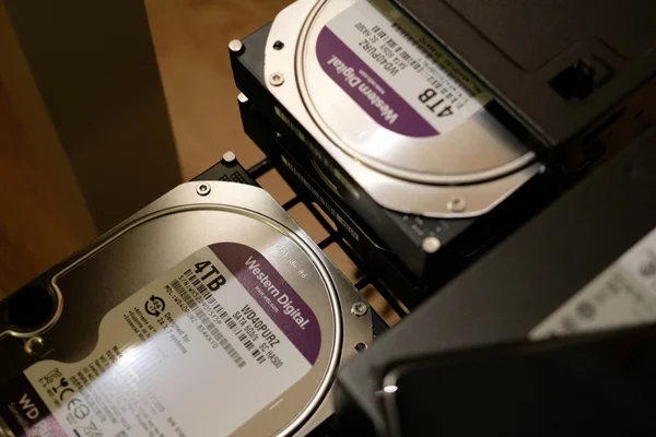 Disques durs Western Digital 4 To empilés, modèle WD40PURZ.