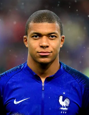 Kylian Mbappé en veste d'entraînement de l'équipe de France.