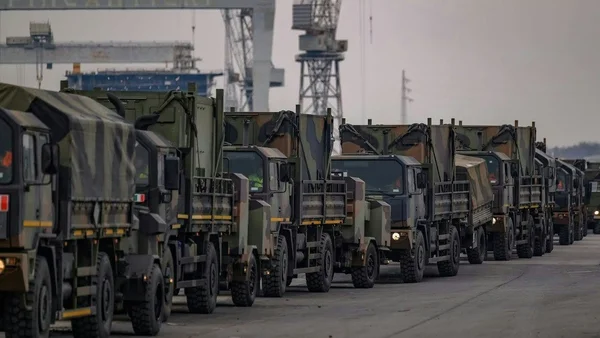 Convoi de camions militaires participant à l'exercice Steadfast Dart 2026, le plus grand exercice de l'OTAN cette année-là.