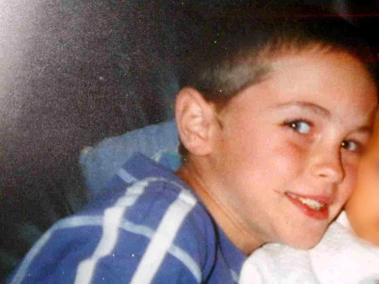 Jonathan Coulom, la jeune victime, souriant devant l'objectif.