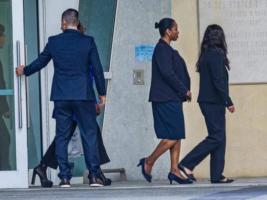 Participants arrivant au tribunal de Miami pour le procès du complot d'assassinat de Jovenel Moïse.