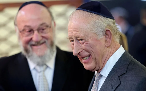 Le roi Charles III et le grand rabbin Ephraim Mirvis souriant ensemble lors d’une rencontre.