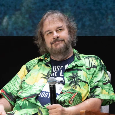 Peter Jackson et Elijah Wood sur scène avec la Palme d'or d'honneur lors de la cérémonie d'ouverture.