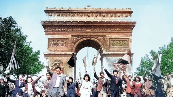 Scène de liesse populaire devant l'Arc de Triomphe lors de la libération de Paris.