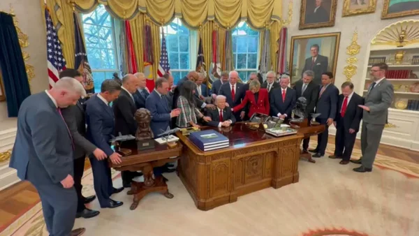 Donald Trump participe à une prière collective dans le Bureau ovale avec des religieux conservateurs.