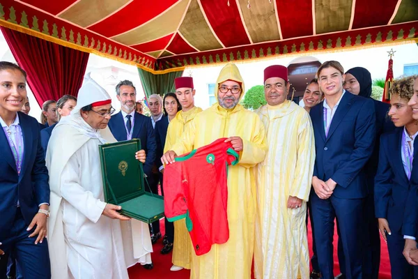 Le roi Mohammed VI entouré de son fils et des Lionnes de l'Atlas lors de la célébration de ses 26 ans de règne.