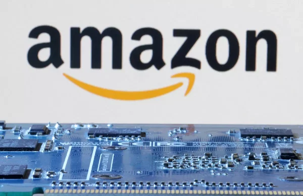 Circuit électronique et logo Amazon évoquant la décision du Conseil d'État.