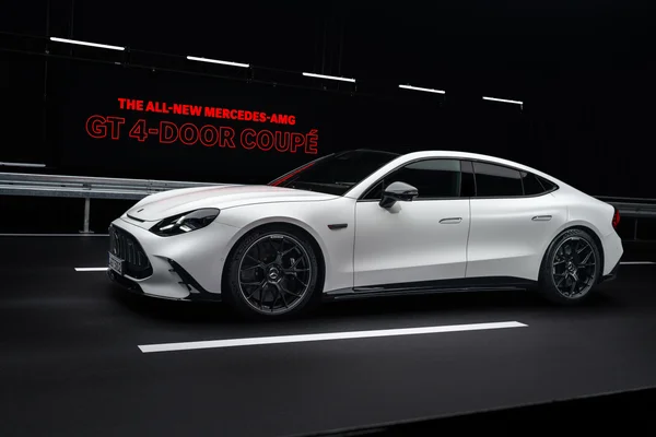 Mercedes-AMG GT 4 portes électrique blanche en exposition, avec identification en rouge.
