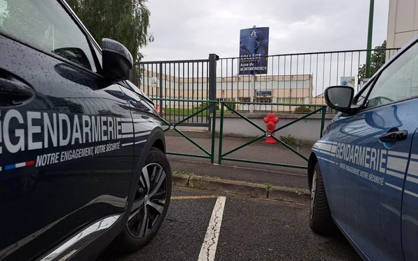 Les gendarmes devant le collège Aube de Montmorency.