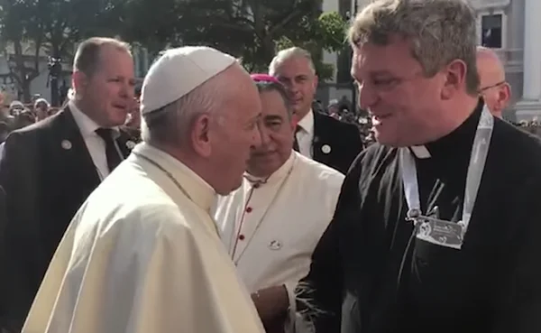 Le pape François accueillant Benoist de Sinety.