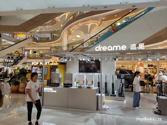 Le robot aspirateur Dreame L10 Prime et sa station de nettoyage.