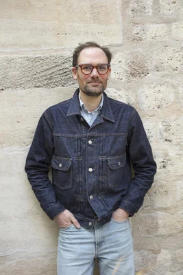 Foucauld Duchange, auteur de « La vierge jaune », photographié dans un cadre sobre et épuré.