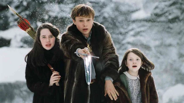 Images du tournage du nouveau film Narnia pour Netflix montrant les enfants dans la neige.