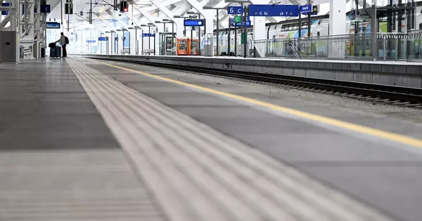 Quai de la gare centrale de Salzbourg après la fermeture due à un déversement de produit chimique.