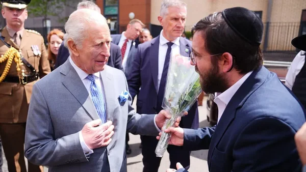 Le roi Charles III reçoit un bouquet de fleurs d’un membre de la communauté juive lors d’une visite à Golders Green.