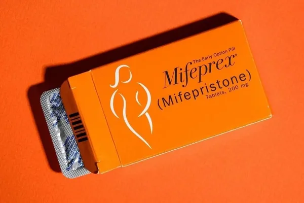 Boîte de Mifeprex (mifépristone) sur fond orange.