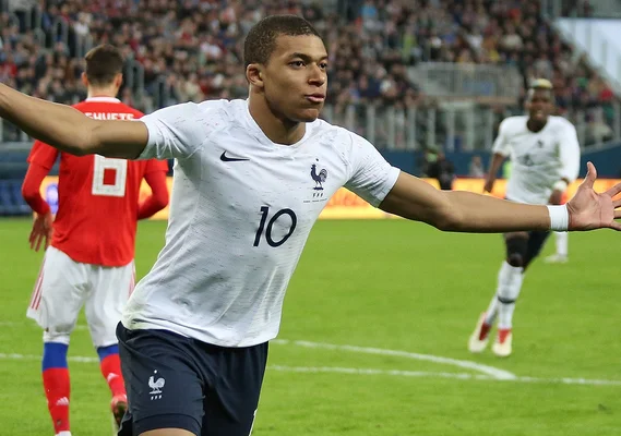 Kylian Mbappé célèbre son deuxième but pour la France le 27 mars 2018.