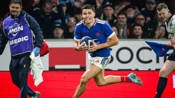 Gaël Dréan lors de sa première sélection avec le XV de France, souriant et portant le ballon.
