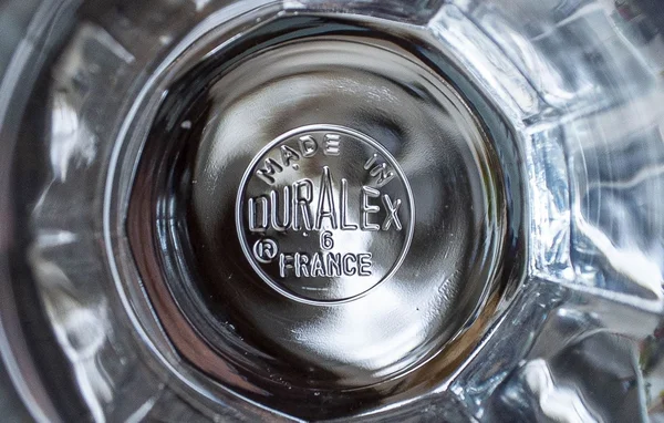 Marque de fabrique 'MADE IN DURALEX FRANCE' gravée au fond d'un verre