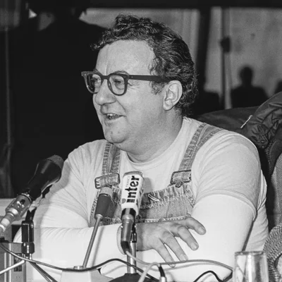 Coluche lors d'une conférence de presse sur les Restos du Cœur à Strasbourg, en 1986.