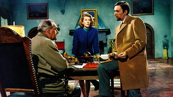 Scène du film 'Opération Frère Cadet' : un homme âgé, une femme en bleu et un jeune homme.