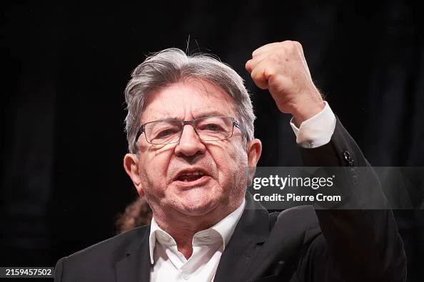 Jean-Luc Mélenchon le poing levé.