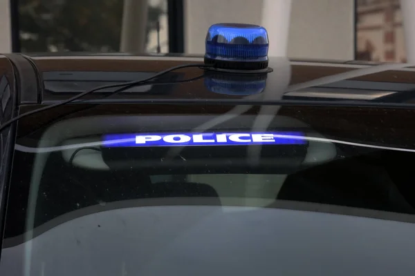 Un véhicule de police parisien avec gyrophare.