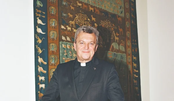 Benoist de Sinety, portrait devant une tapisserie.