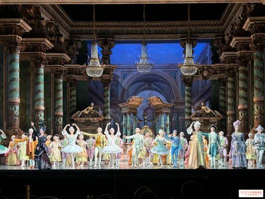 Danseurs de ballet en costumes d'époque sur une scène parisienne, illustrant la programmation de danse du printemps 2026.